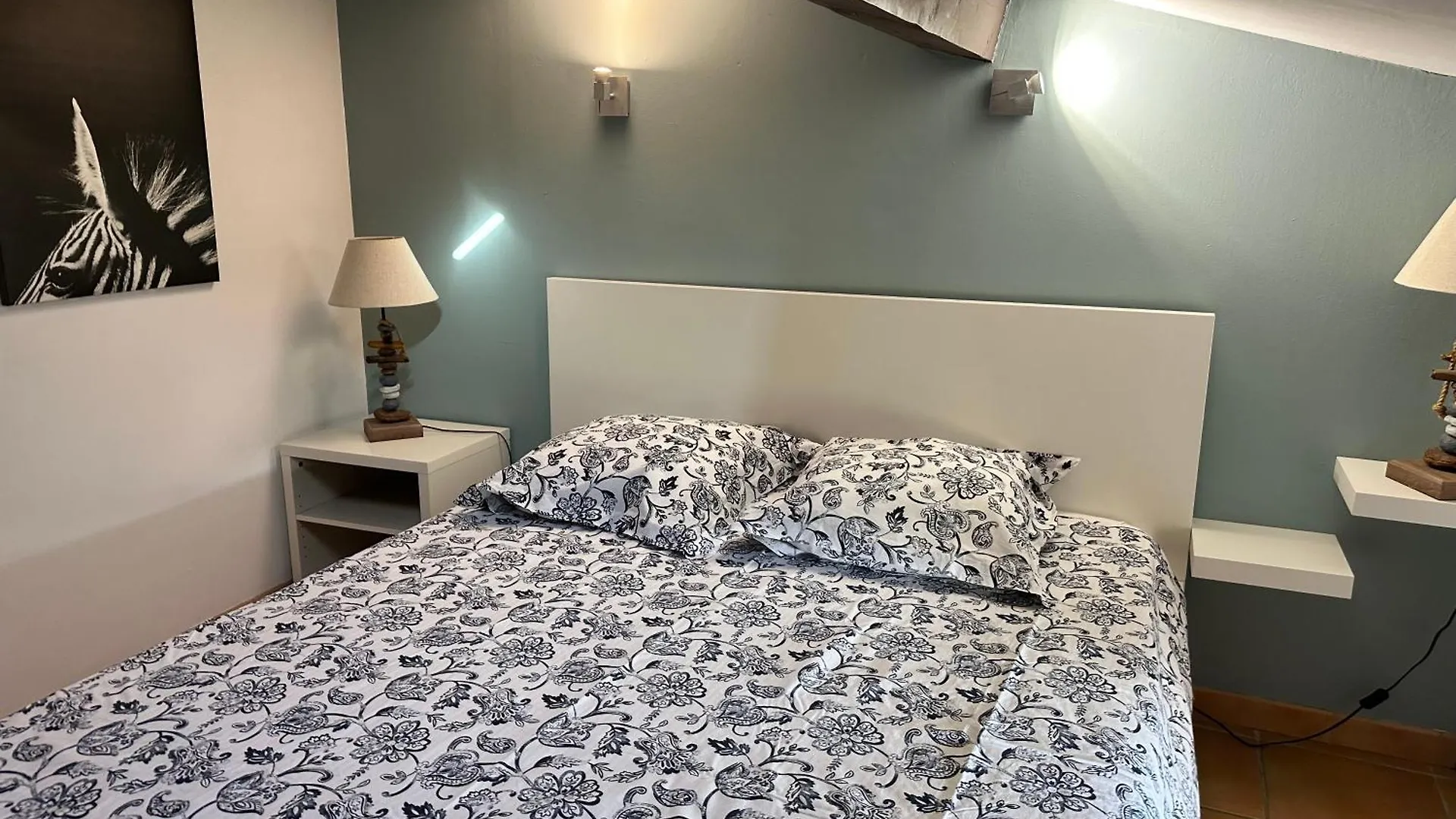 Plan De Cuques T2 Hotel France